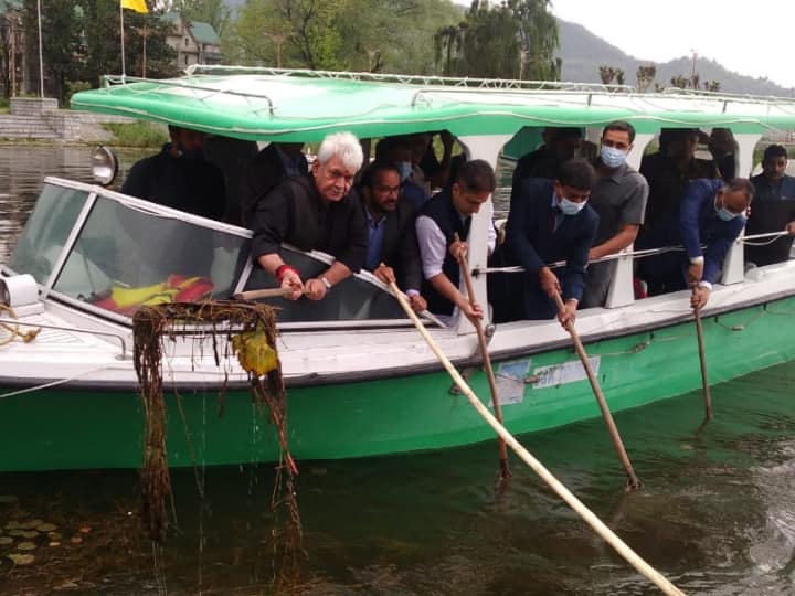 इतिहास में पहली बार डल झील को साफ करने के लिए सक्रिय जनभागीदारी से अभियान चलाया जा रहा है. उपराज्यपाल के साथ मेयर एसएमसी, जुनैद अजीम मट्टू, डीडीसी अध्यक्ष श्रीनगर, आफताब मलिक, डल के सफाई अभियान में श्रीनगर जिले के विभिन्न संस्थानों के वरिष्ठ अधिकारियों, स्वयंसेवकों और बड़ी संख्या में छात्रों ने भाग लिया, जिसके तहत झील में डी-वीडिंग और ड्रेजिंग नागरिकों के सहयोग से की जाएगी.