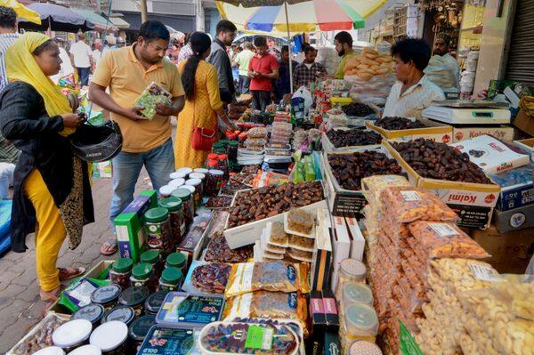 इसके साथ ही खजूर खाने के कई फायदें भी है. क्योंकि इसमें कई सारे पोषक तत्व होते हैं. जो आपको बीमारियों से बचाते हैं.