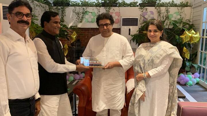 महाराष्ट्रातील स्थानिक भूमिपुत्र , रेल्वे कामगार समस्या, प्रवासी सुविधा या बाबत देखील चर्चा झाल्या आहेत
