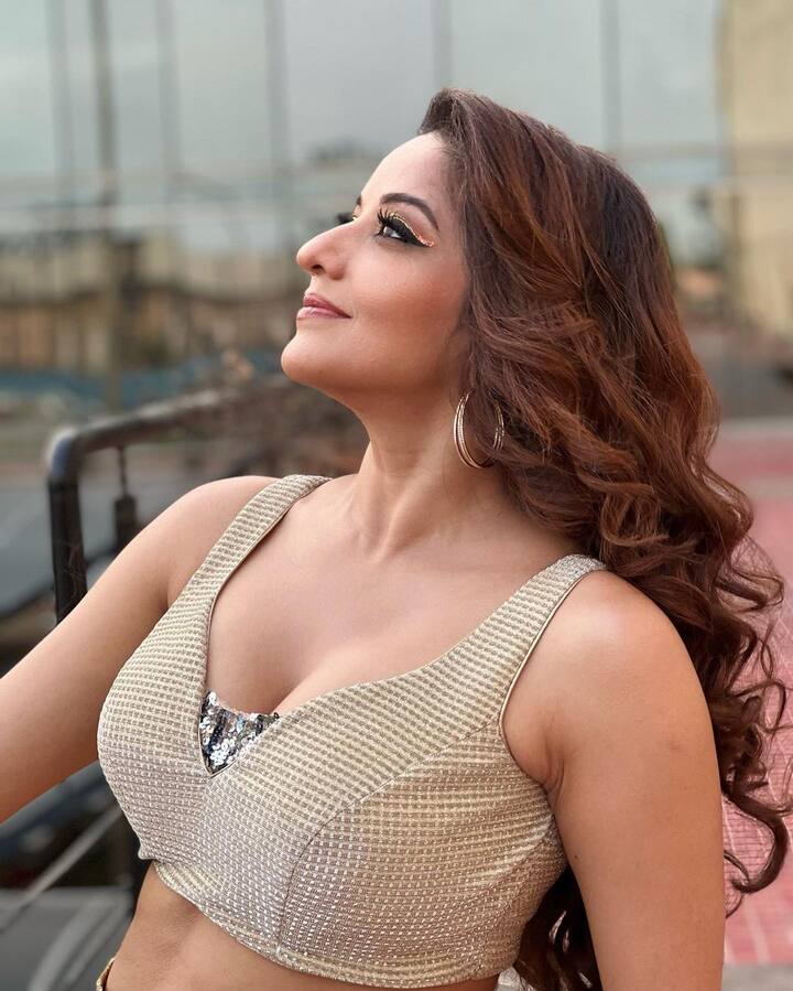 इन तस्वीरों मे मोनालिसा बला की खूबसूरत लग रही हैं और उनकी ये अदा किसी को भी दीवाना बना सकती है.