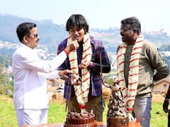 1YearOfBBKarnan: வாள் தூக்கி நின்னான் பாரு.. ஒன் இயர் ஆஃப் கர்ணன்.. தனுஷிற்கு சிலை கொடுத்து வாழ்த்திய மாரி செல்வராஜ்..!