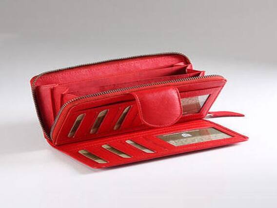 पर्स पर हमेशा बनी रहेगी मां लक्ष्मी की कृपा, राशि के अनुसार करें रंग का चुनाव