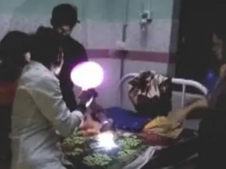 Andhra Pradesh Power Cuts woman gives birth under torch light in Visakhapatnam Andhra Pradesh Power Cut: ஆந்திராவில் தலைவிரித்தாடும் மின்வெட்டு! விசாகப்பட்டினத்தில் செல்போன் டார்ச் வெளிச்சத்தில் பிரசவம்…