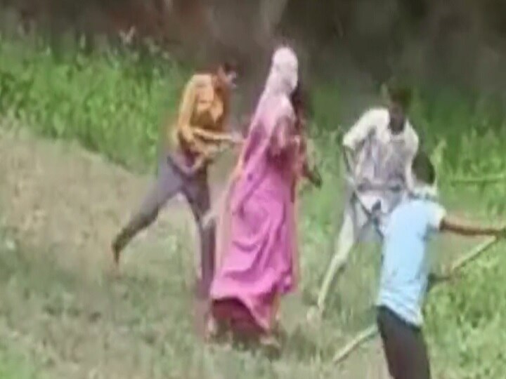 Fierce Fight In Land Dispute In Nawada, Relatives Beat Up Mother And Son,  Now Viral Video Ann | Bihar Crime: नवादा में जमीन विवाद में जमकर मारपीट,  रिश्तेदारों ने मां-बेटे को खूब