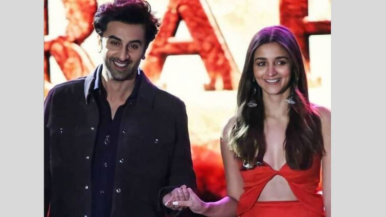 Successful bollywood celebrities marriages where there were big age gaps, know in details Alia Ranbir Wedding: রণবীর-আলিয়া ছাড়া বলিউডের কোন কোন দম্পতির বয়সের পার্থক্য অনেক