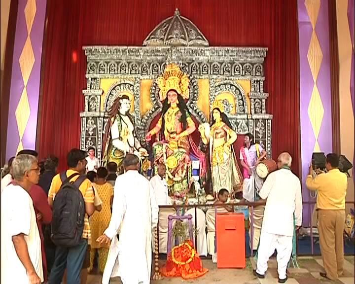 চৈত্রের শুক্লা অষ্টমীতে বাংলার ঘরে ঘরে অন্নপূর্ণা আরাধনার আয়োজন। ধুমধাম করে পুজো হল লেক কালীবাড়িতে।
