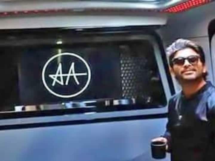 अल्लू अर्जुन ने अपनी वैनिटी वैन में अपना सिग्नेचर 'AA' लोगो भी लगाया है.