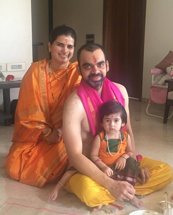 रेणुकासोबत गाण गातानाचे व्हिडीओ राहुल सोशल मीडियावर शेअर करतो . या व्हिडीओला नेटकऱ्यांची पसंती मिळते.  (Rahul Deshpande/ Instagram)