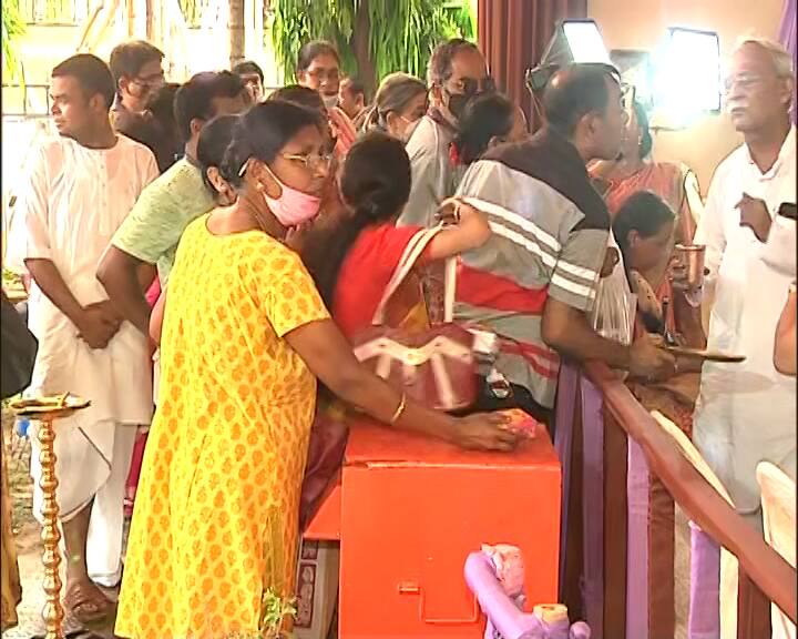 পরিবারের সদস্যদের পাশাপাশি, পুজোয় যোগ দেন আশপাশের মানুষও।