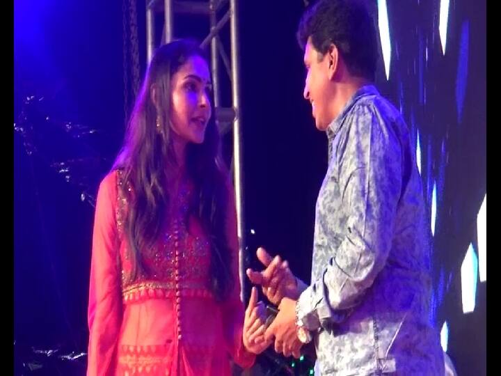 Actress Andrea's slammed by fans for dancing at a temple show in Salem சேலம் பங்குனி திருவிழாவுக்கு பாட வந்த ஆண்ட்ரியா - உம் சொல்றியா மாமா பாட்டுக்கு ஆட சொன்னதால் ஆத்திரம்