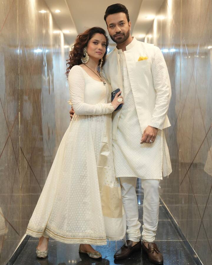 हाल ही में अंकिता ने अपने इंस्टाग्राम पर विक्की के साथ अपनी कुछ तस्वीरें शेयर की हैं, जिसमें यह दोनों सफेद लिबास में एक दूसरे को कॉम्प्लीमेंट करते नजर आ रहे हैं.