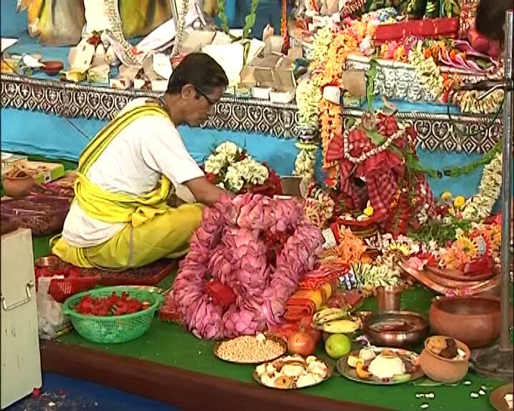 জনশ্রুতি আছে, জগতের অন্নকষ্ট দূর করতে স্বয়ং শিব ভিখারির বেশে দ্বারস্থ হন দেবী অন্নপূর্ণার।