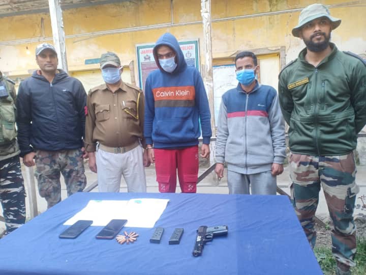 लश्कर-ए-तैयबा से जुड़े आतंकियों के दो मददगार गिरफ्तार, हथियार और गोला-बारूद बरामद