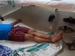 अमानवीय: अस्पताल में भर्ती पत्रकार के पैरों में पुलिस ने लगाई हथकड़ी, हुई आलोचना