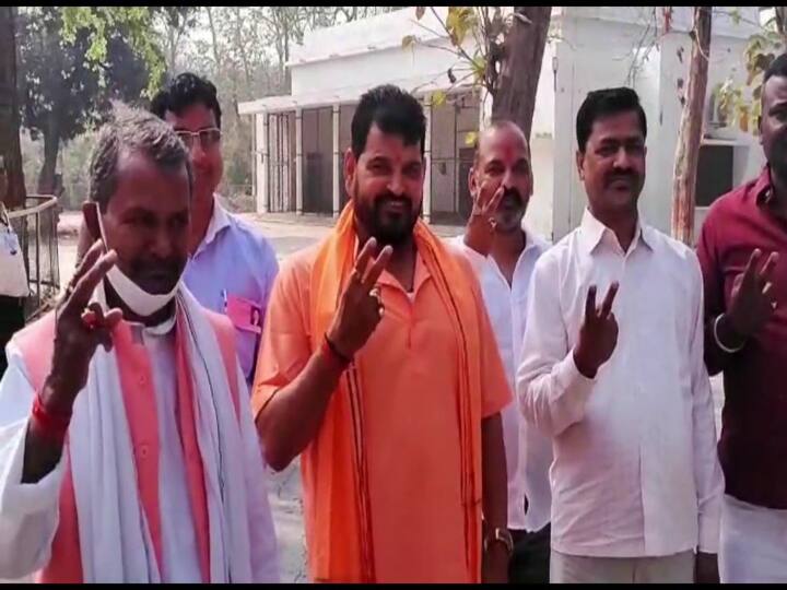 Polling begins at 26 centers of Gonda-Balrampur, security arrangements are in place ANN UP MLC Election 2022: गोंडा-बलरामपुर के 26 केंद्रों पर मतदान जारी, इन नेताओं ने डाले वोट