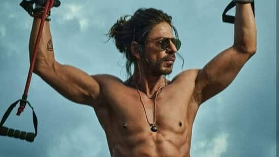 शाहरुख खान लंबे समय के बाद एक्टिंग की दुनिया में वापसी करने जा रहे हैं. उनकी कमबैक फिल्म पठान का सभी को बेसब्री से इंतजार है. पठान के लिए शाहरुख ने अपनी बॉडी पर बहुत काम किया है. उनका लुक फिल्म से वायरल हो गया है जिसमें वह एब्स दिखाते नजर आ रहे हैं. (फोटो-सोशल मीडिया)