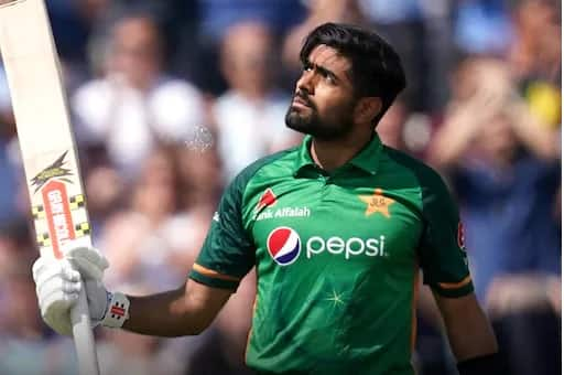 CWG 2022 Cricketer Babar Azam Annunces Noah Dastagir Butt 20 lakhs as prize CWG 2022 : बाबर आझमकडून पाकिस्तानसाठी सुवर्णपदक जिंकणाऱ्या वेटलिफ्टरला खास भेट, 'इतके' लाख बक्षिस म्हणून देणार