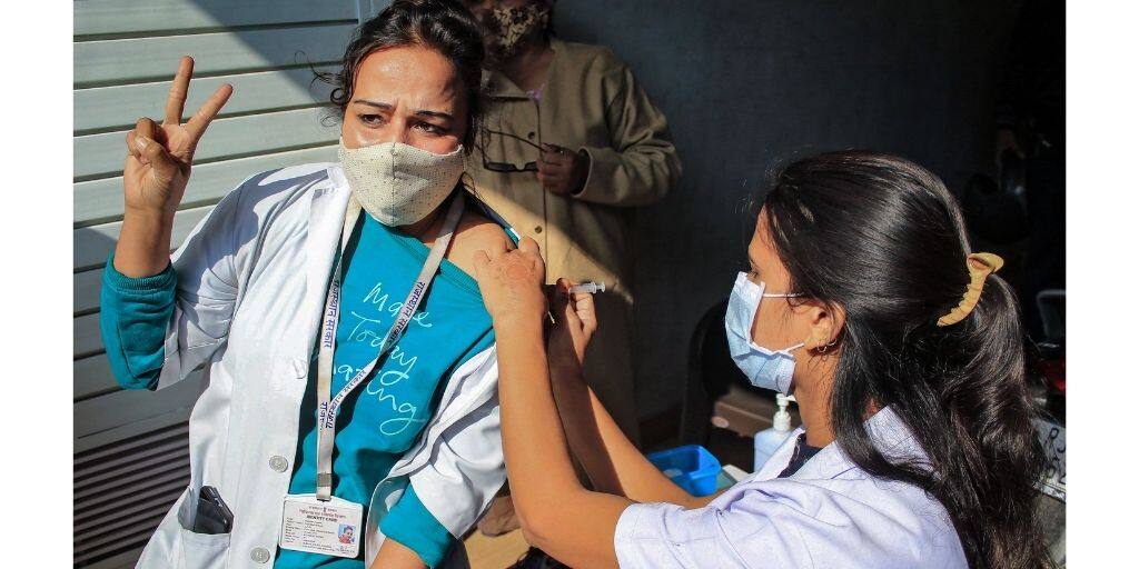 Precautionary Dose Price: একলাফে অনেকটাই কমল কোভ্যাক্সিন, কোভিশিল্ডের দাম Covid19 Vaccine Price Covaxin vaccine and Covishield Price Drop in the country Precautionary Dose Price: একলাফে অনেকটাই কমল কোভ্যাক্সিন, কোভিশিল্ডের দাম