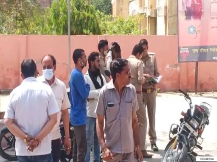 Baghpat News: बागपत में युवती ने लैब टेक्नीशियन पर लगाया छेड़छाड़ का आरोप, परिजनों ने जमकर किया बवाल The girl accused the lab technician of molestation the family created a ruckus ANN Baghpat News: बागपत में युवती ने लैब टेक्नीशियन पर लगाया छेड़छाड़ का आरोप, परिजनों ने जमकर किया बवाल