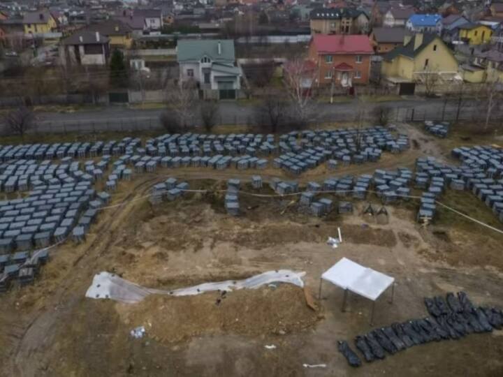 Russia Ukraine War Ukrainian officials say 67 buried in mass grave in Bucha as evidence of atrocities mount Russia Ukraine War: बूचा में नरसंहार के दर्दनाक सबूत, चर्च के पास सामूहिक कब्रगाह में मिले 67 शव, शरीर पर गोलियों-धारदार हथियार के निशान