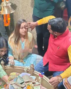 Kajal Raghawani Photos: मां के साथ भगवान शिव की नगरी पहुंचीं भोजपुरी एक्ट्रेस काजल राघवानी, देखिए तस्वीरें