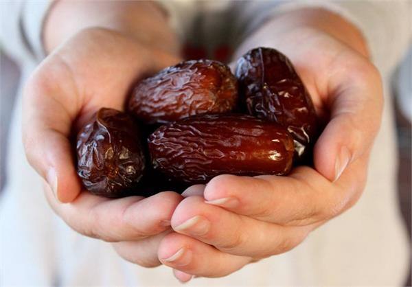 इसके अलावा खजूर में प्राकृतिक शक्कर पाई जाती है. इसलिए अगर आप भी अपना रोजा खजूर के साथ खोलेंगे तो आपके शरीर को भरपूर एनर्जी मिलेगी.
