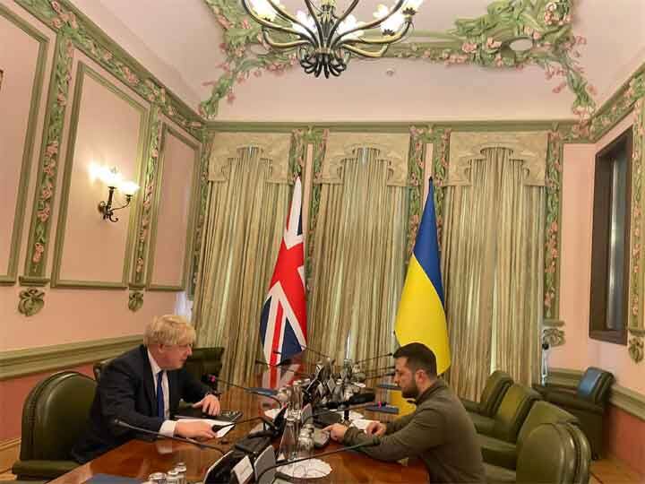 Russia Ukraine War UK PM Boris Johnson arrives in Kyiv meets President Volodymyr Zelensky Russia Ukraine War: ब्रिटेन के पीएम बोरिस जॉनसन पहुंचे कीव, राष्ट्रपति जेलेंस्की से की मुलाकात