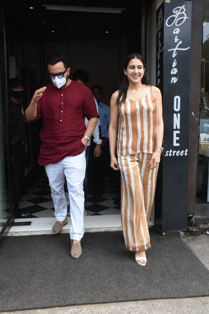 रेस्टोरेंट में बैठे हुए सारा अली खान और इब्राहिम अली खान ने अपने अब्बा जान से खूब गुफ्तगू की.