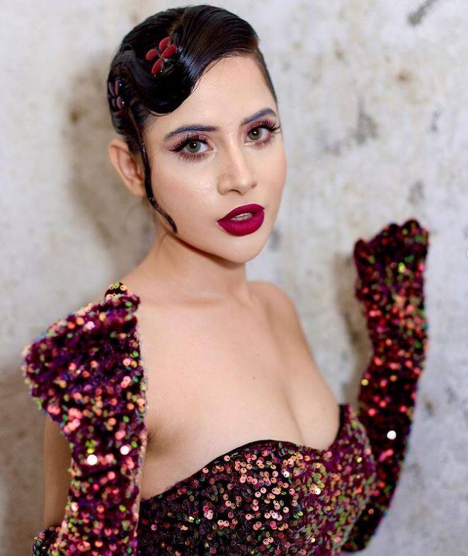 ઉર્ફી જાવેદે પોતાના સોશિયલ મીડિયા એકાઉન્ટ પર હોટ તસવીરો શેર કરી છે. આ તસવીરોમાં ઉર્ફી ખૂબ જ હોટ લાગી રહી છે. ઉર્ફી  પોતાના ડ્રેસિંગને લઈ સતત ચર્ચામાં રહે છે. હાલમાં જ ઉર્ફીએ નવી તસવીરો શેર કરી છે. આ તસવીરોમાં ઉર્ફી ખૂબ જ બોલ્ડ અને હોટ લાગી રહી છે.