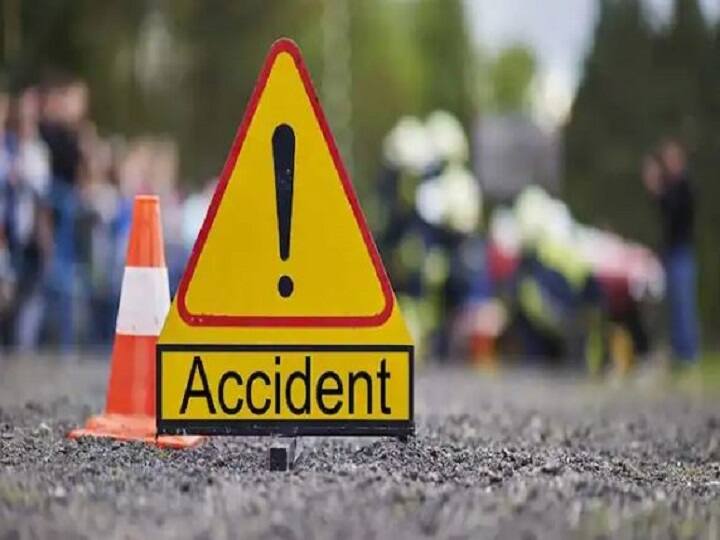 horrific road accident in etawah pickup and dumper collide father and son died Etawah road accident: इटावा में भीषण सड़क हादसा, जीप और डंपर की टक्कर में पिता-पुत्र की हुई मौत