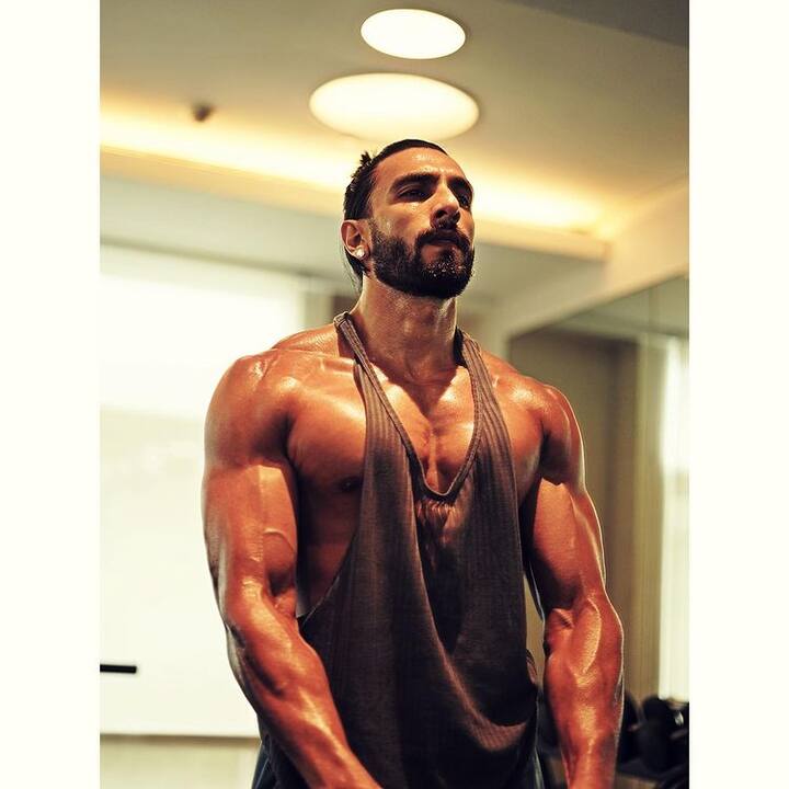 ट्रांसफॉर्मेशन की बात करें तो रणवीर सिंह ने पद्मावत के लिए खूब मेहनत की थी. उन्होंने खिलजी के किरदार के लिए बहुत मेहनत की थी. इसके साथ ही वह स्ट्रिक्ट डाइट फॉलो की थी. (फोटो-सोशल मीडिया)