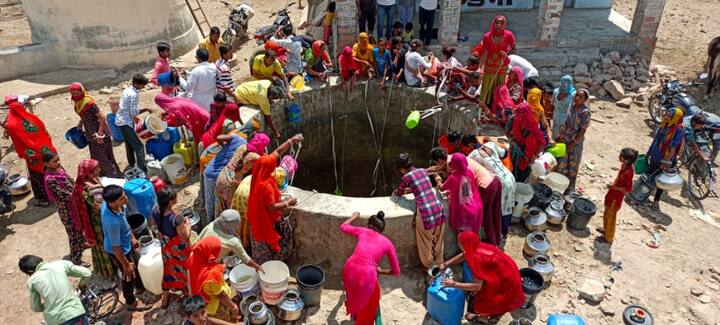 इलाके में चल रहे इस पानी के कारोबार की पड़ताल के लिए एबीपी न्यूज़ उस जगह पहुंचा जहां से टैंकर चालक सरकारी पानी सिर्फ़ 133 रुपए में ख़रीद रहे हैं. ये काम जैतपुर के वाटर हाइडेंट पर चल रहा था. बहुत से टैंकर चालक सरकारी पर्ची कटाकर पानी भरने के लिए इंतज़ार करते दिखे और बाहर टैंकर पानी भर रहे थे.