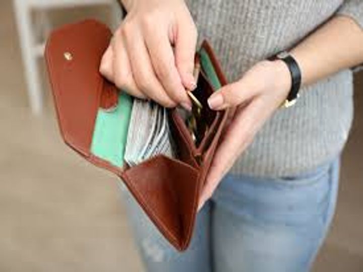 Vastu Tips Keeping these things in purse is believed to cause financial  loss know what Vastu Shastra says - Vastu Tips: पर्स में इन चीजों को रखने  से आर्थिक हानि होने की