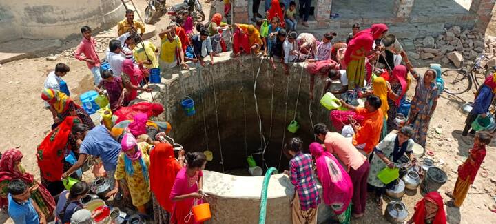 अब पाली शहर के लिए जोधपुर से वाटर ट्रेन के ज़रिए पानी लाने की तैयारी भी ज़ोर शोर से चल रही है. ट्रेन का पहला फेरा पंद्रह अप्रैल से शुरू होगा. ये ट्रेन पाली के रेलवे स्टेशन पर कैसे आएगी और कैसे पानी लोगों तक पहुंचेगा अब हम आपको ये बता रहे हैं. अभी पाली शहर में पानी की सप्लाई पांच से सात दिन में हो रही है और ट्रेन से पानी के परिवहन पर बीस करोड़ का खर्च आएगा.
