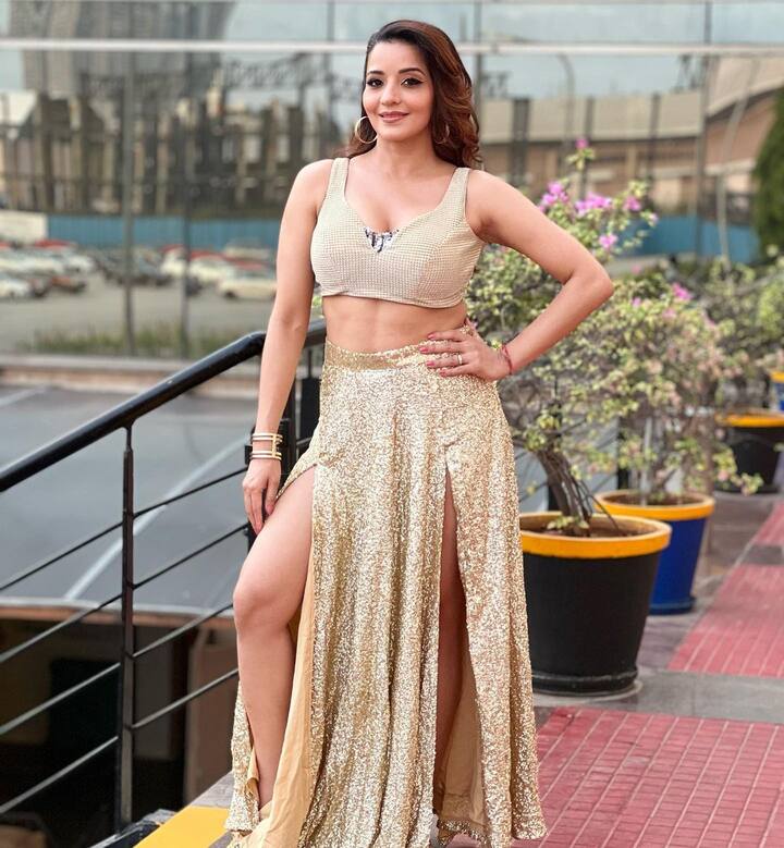 इन तस्वीरों में मोनालिसा गोल्डन कलर की थाई हाई स्लिट स्कर्ट और टॉप  पहने नजर आ रही हैं.