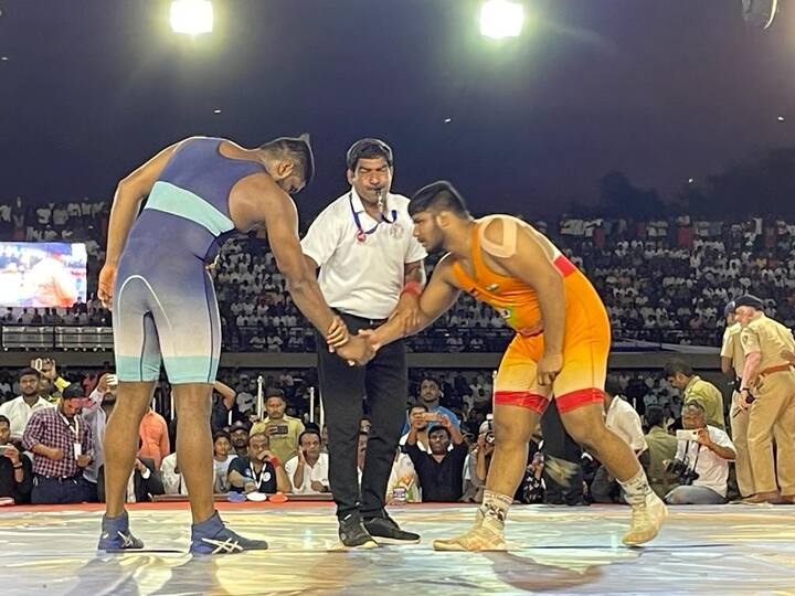 या कुस्तीत खुल्या म्हणजे 86 ते 125 किलो वजनी गटाच्या माती आणि गादी विभागाच्या अंतिम फेरीत विजयी झालेले दोन पैलवान आमनेसामने होते. विशेष म्हणजे दोघेही कोल्हापूरच्या तालमीत तयार झाले आहेत. पण यातील एक पृथ्वीराज पाटील कोल्हापूरचं तर दुसरा विशाल बनकर मुंबईचं प्रतिनिधित्व करत होता. अटीतटीच्या लढतीत अखेर पृथ्वीराजने विशालला 5-4 ने मात दिली.