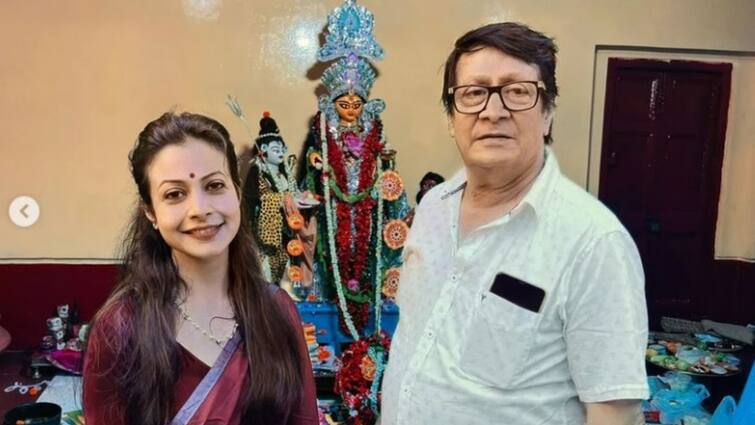 Koel Mallick: Actress Koel Mallick wishes her fan on Onnopurna Puja Koel Mallick: বাবা মায়ের সঙ্গে বাড়িতে অন্নপূর্ণা পুজো, অনুরাগীদের শুভেচ্ছা জানালেন কোয়েল