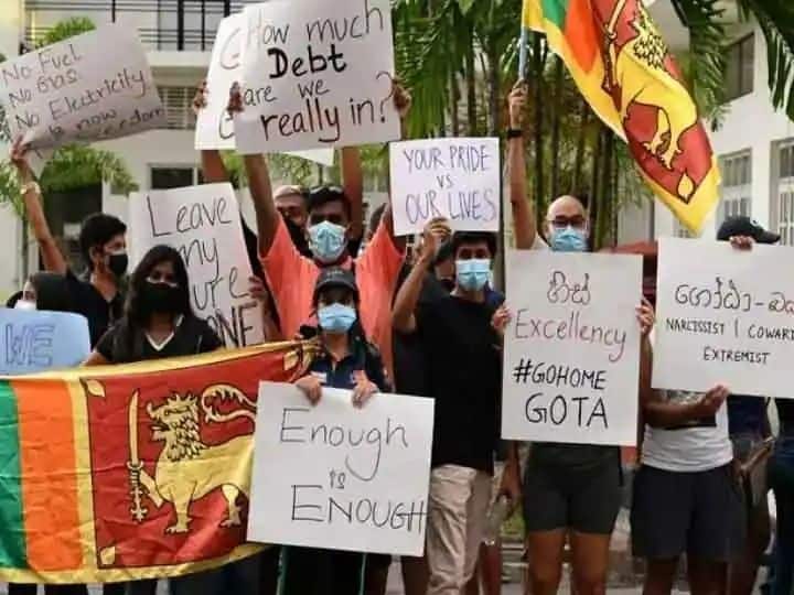sri-lanka-economic-crisis-pressure-of-resignation-of-president-rajapaksa-increased-people-protest-on-streets श्रीलंकेत लाखो तरूणांचा एल्गार, राष्ट्रपती राजपक्षे यांच्या राजीनाम्याची केली मागणी