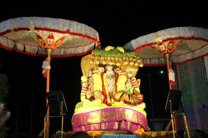 శేషవాహనంపై సీతారాముడు
