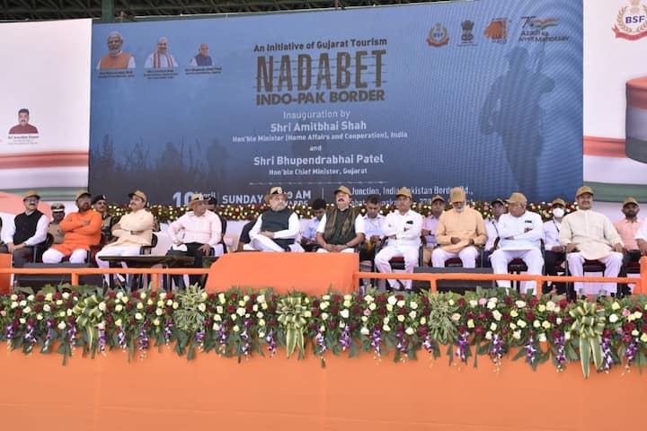 નડાબેટઃ આજે કેન્દ્રીય ગૃહમંત્રી અમિત શાહે અને ગુજરાતના મુખ્યમંત્રી ભૂપેન્દ્ર પટેલે બનાસકાંઠા જિલ્લાના નડાબેટ ખાતે આવેલી ભારત-પાકિસ્તાન બોર્ડર પર સીમા દર્શન કાર્યક્રમ માટે વિવધ પ્રવાસન સુવિધાઓનું લોકાર્પણ કર્યું હતું.