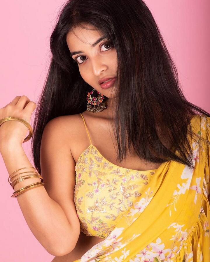 తాజాగా ఆమె ఎల్లో కలర్ శారీ కట్టుకొని కొన్ని పోజులిచ్చింది. ఆమె నవ్వుకి అభిమానులు ఫిదా అవుతున్నారు. (Courtesy : Ananya Nagalla Instagram)