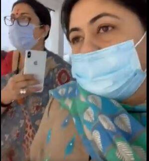 In the flight, the Congress leader questioned Smriti Irani on the issue of inflation ચાલું ફ્લાઈટમાં કોંગ્રેસ નેતાએ મોંઘવારી મુદ્દે સ્મૃતિ ઈરાનીને કર્યો સવાલ, જાણો શું મળ્યો જવાબ