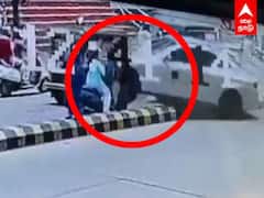 Mangalore Car Accident : சிக்னலில் நின்றிருந்த பெண் மீது மோதிய கார் - பதைபதைக்க வைக்கும் வீடியோ..!