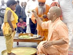 Rama Navami 2022: गोरखनाथ मंदिर के पीठाधीश्वर योगी आदित्यनाथ ने रामनवमी पर किया कन्या पूजन, देखें तस्वीरें