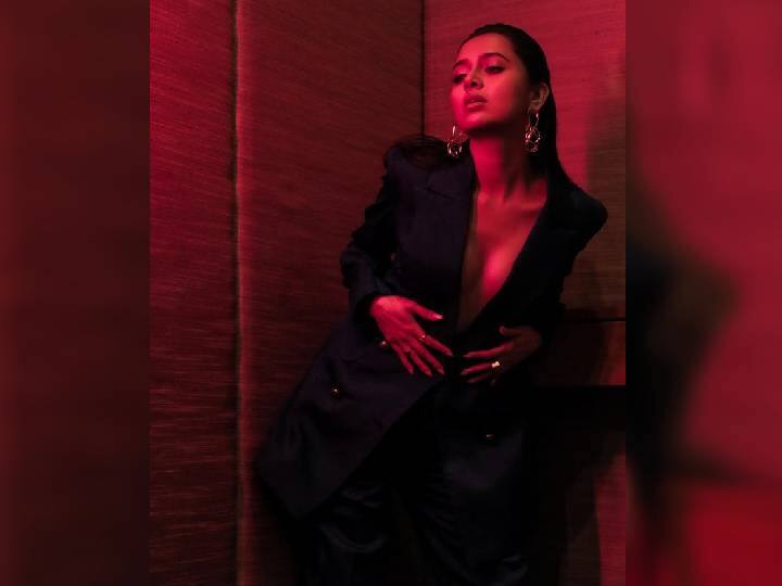 सध्या सोशल मीडियावर तेजस्वी प्रकाश (Tejasswi Prakash) आणि करण कुंद्रा (Karan Kundra) या जोडीची जोरदार चर्चा आहे. दोघेही बऱ्याच काळापासून रिलेशनशिपमध्ये आहेत. या दोघांचे अनेक फोटो सोशल मीडियावर प्रचंड व्हायरल होत आहेत.