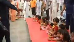 CM Yogi ने कन्‍याओं के पांव छूकर अपने हाथ से कराया भोजन !