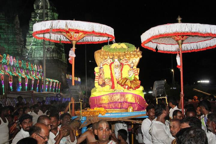 ఆదిశేషుడు స్వామివారికి మిక్కిలి సన్నిహితుడు. త్రేతాయుగంలో లక్ష్మణుడుగా, ద్వాపరయుగంలో బలరాముడుగా శేషుడు అవతరించాడు. వైకుంఠంలోని నిత్యసూరులలో ఆద్యుడు, భూభారాన్ని వహించేది శేషుడే. శేషవాహనం ముఖ్యంగా దాస్యభక్తికి నిదర్శనం. ఆ భక్తితో పశుత్వం తొలగి మానవత్వం, దాని నుండి దైవత్వం సిద్ధిస్తాయని పురాణాలు చెబుతున్నాయి.