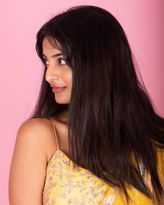 Ananya Nagalla Photos : అనన్య నవ్వుకి అభిమానులు ఫిదా