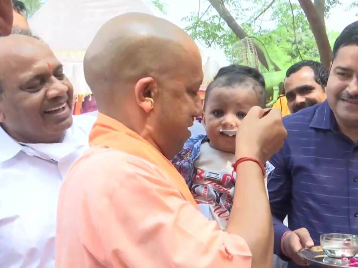 यूपी के सीएम योगी आदित्यनाथ गोरखपुर में आरोग्य मेले की शुभारंभ करने पहुंचे थे. यहां पर वे एक नन्हीं सी बच्ची को भोजन कराते नजर आये. आज के दिन कन्याओं को भोजन कराने बेहद पुनीत कार्य माना जाता है.