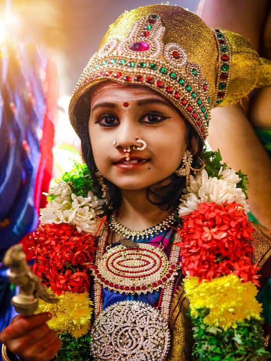 மீனாட்சியம்மன் நேரில் வந்துவிட்டது போல என்று தோன்ற வைக்கும் சிறுமியின் வேடம்.
